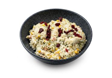 Ryžių salotos su rūkyta vištiena, džiovintomis spanguolėmis, 1 kg